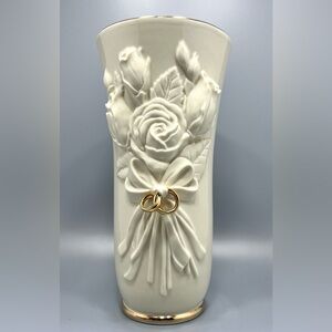 LENOX WEDDING VASE WITH ROSES AND GOLD RINGS DESIGN